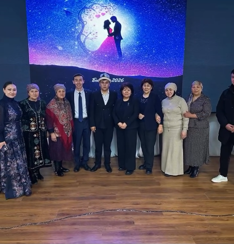 Үстүбүздөгү жылдын 13-февраль күнү М.Рыскулбеков атындагы ИИУ КЭУнун чоң залында Экономика жана сервис колледжинин студенти Озүбеков Нурболоттун «Сезимге болгон ак сүйүүм» аттуу китебинин бет ачаар салтанаты болуп өттү.